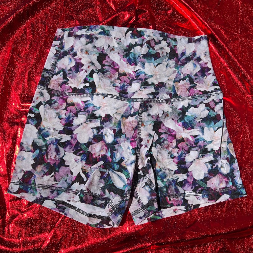 Lululemon Align Shorts 4” & size 6